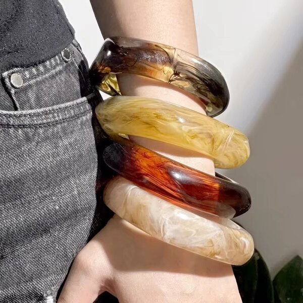 Bracelets en résine colorée