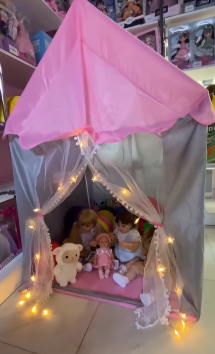 Сочетание мягкой розовой крыши и серых стенок создает волшебную атмосферу, а гирлянды добавляют уюта. Внутри палатки достаточно места для игрушек и мягких друзей, что делает ее идеальным местом для игр. Палатка доступна в трех расцветках: нежно-розовой, небесно-голубой и солнечно-желтой. Она легко собирается и подходит для установки как в доме, так и на улице. Создайте для вашего ребенка собственное волшебное пространство!