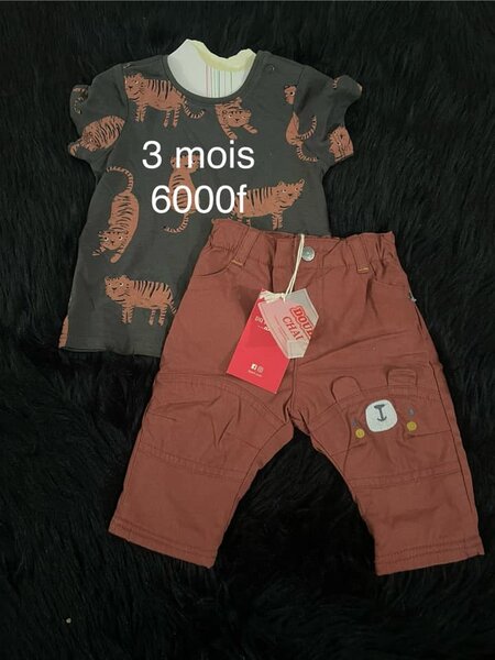 Ensemble composé d'un t-shirt imprimé foncé et d'un pantalon épais