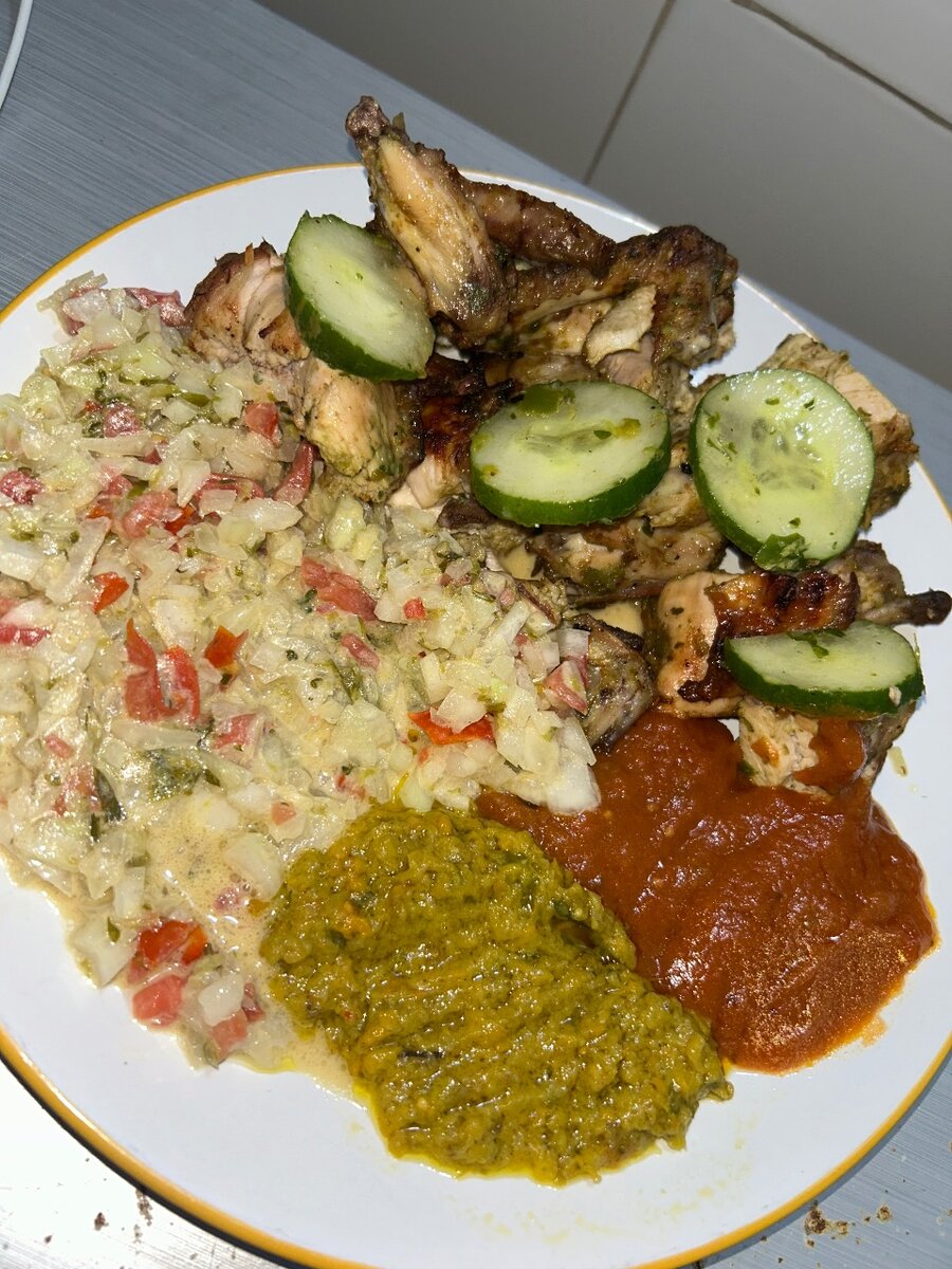 Assiette de poulet grillé exotique