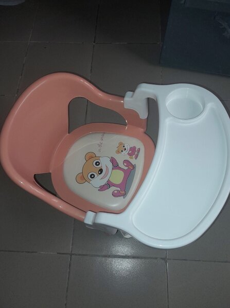 Chaise haute bébé avec plateau