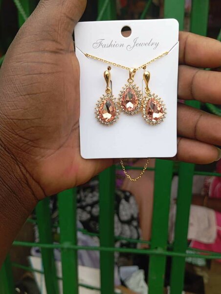 Collier et Boucles d'Oreilles Élégants