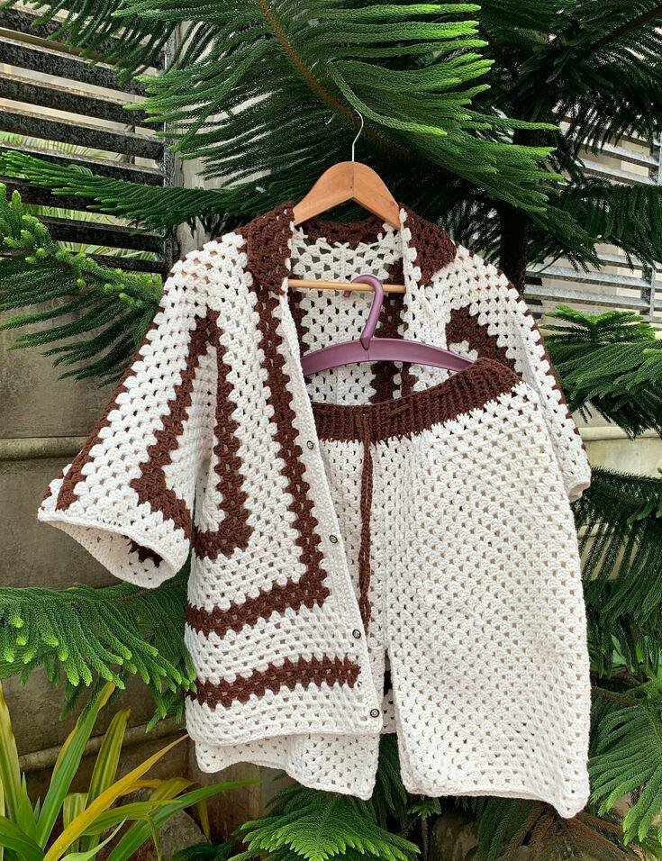 Chemises en crochet colorées