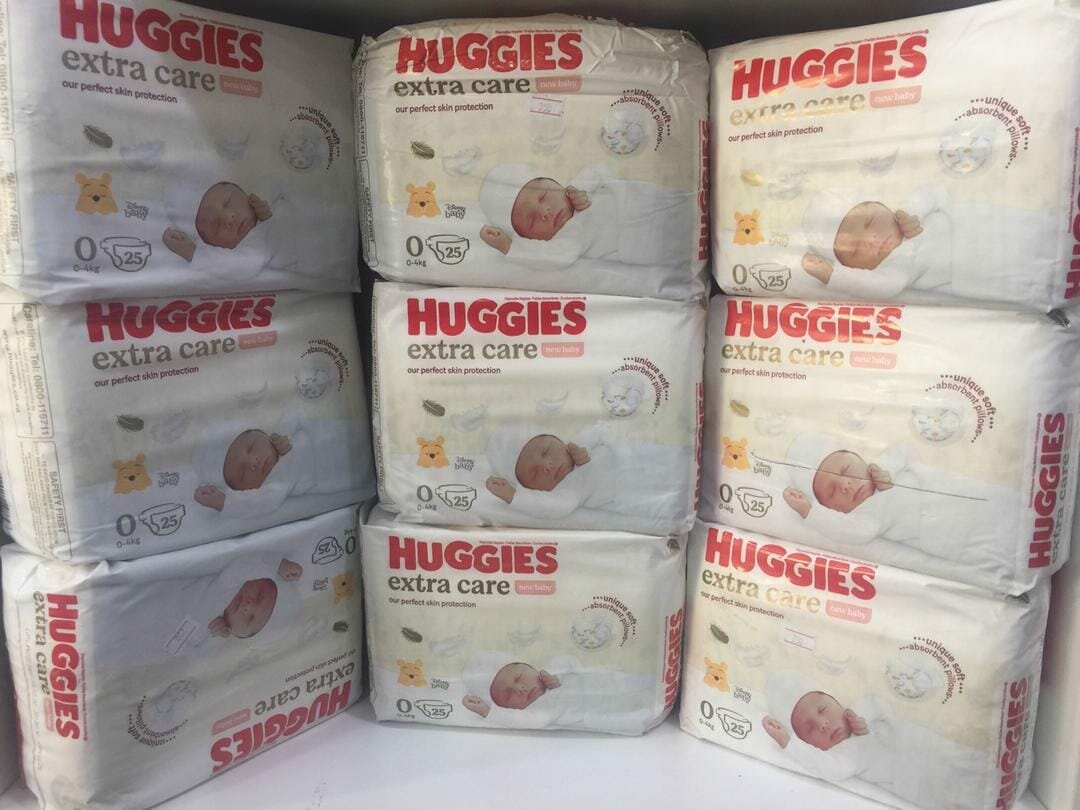 HUGGIES EXTRA CARE NEW BORN SIZE 0 WITH UMBILICAL CORD CUTTING AND 25 DIAPERS INSIDE EACH PACK