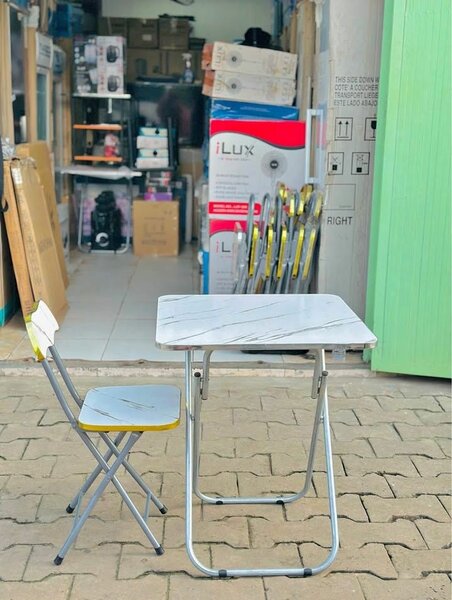 Une table pliante avec une chs