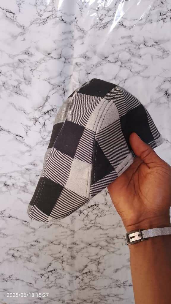 Casquette en Cuir Matelassé Élégante