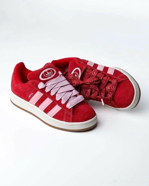 Baskets rouges en daim tendance
