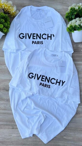 T-shirts élégants Balmain et Givenchy