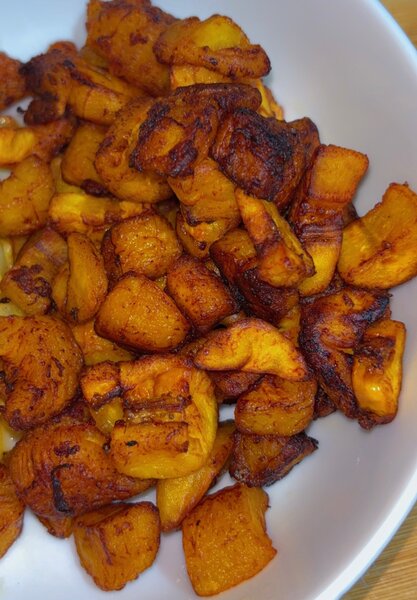 Poulet rôti épicé avec bananes plantains