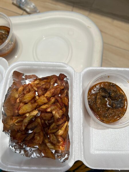 Frites de Plantain Croustillantes avec Sauce Épicée