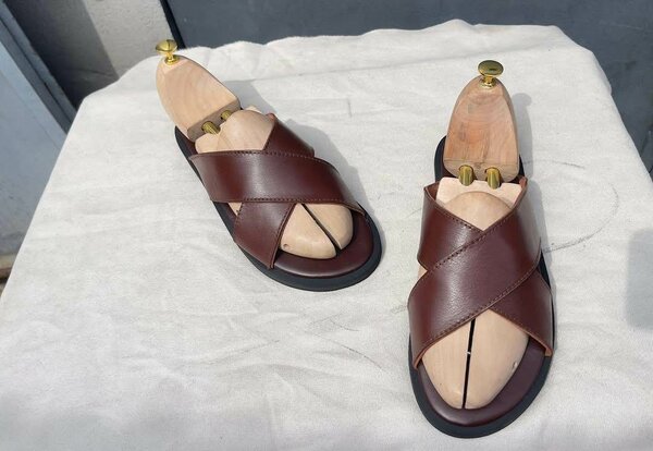 Sandales en cuir croisé homme