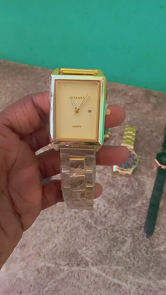 Montre en Acier Doré Élégante