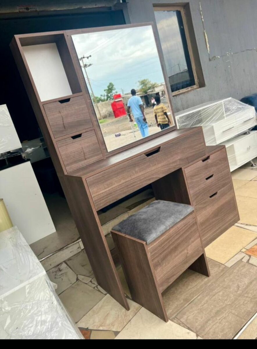 Dressing mirror,tv standa and bed