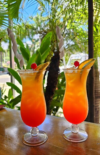 Cocktail tropical coloré