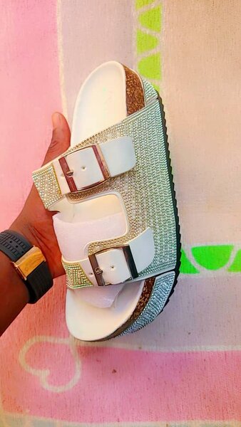 Sandales compensées à strass