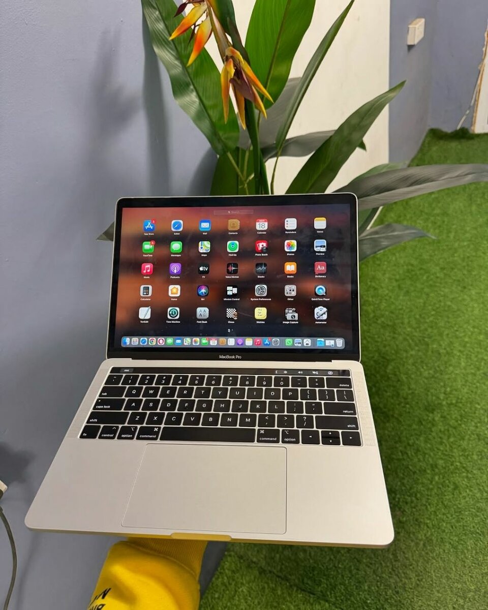 MacBook Pro 2019 Core i5 8gb 128 SSD Touchbar