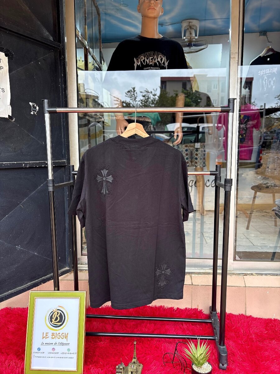 T-shirt noir avec motifs croisés