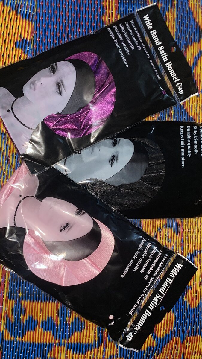 Bonnet en satin ajustable