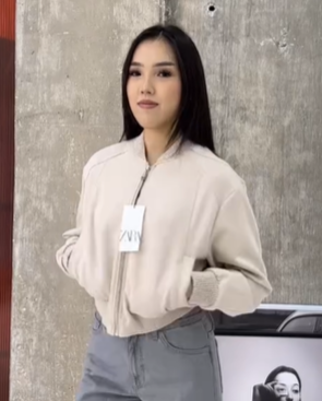 Замшевый бомбер в бежевом цвете