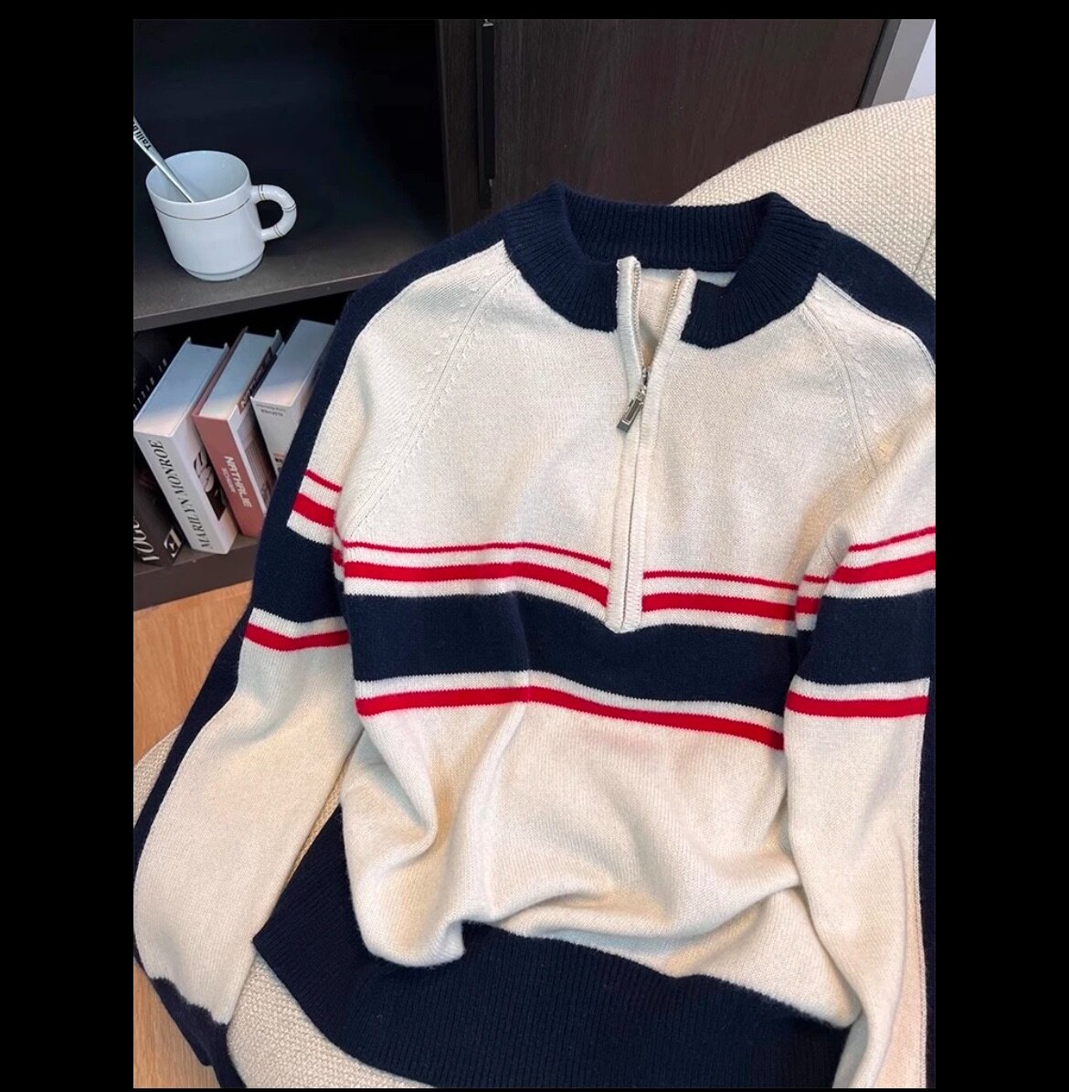 Стильный свитер с молнией на воротнике