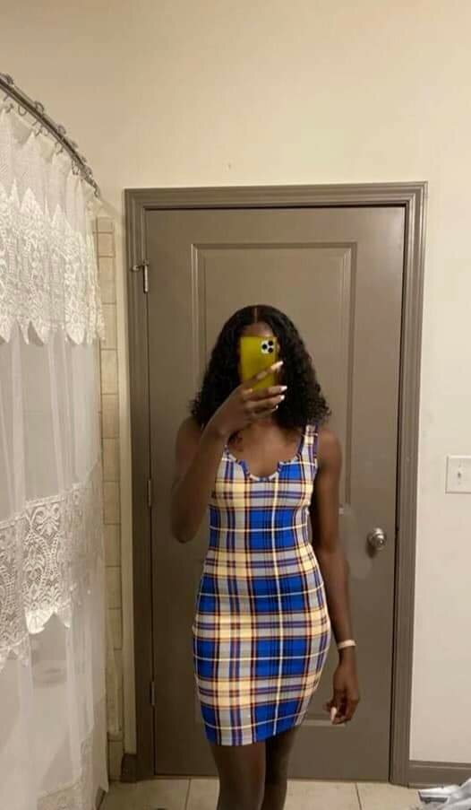 Robe moulante à carreaux tendance