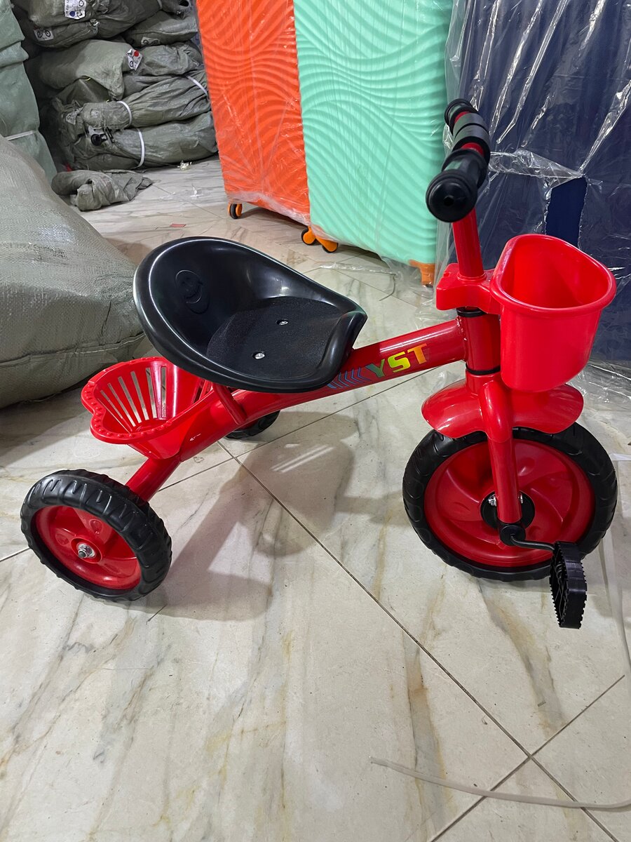 Tricycle rouge pour enfants