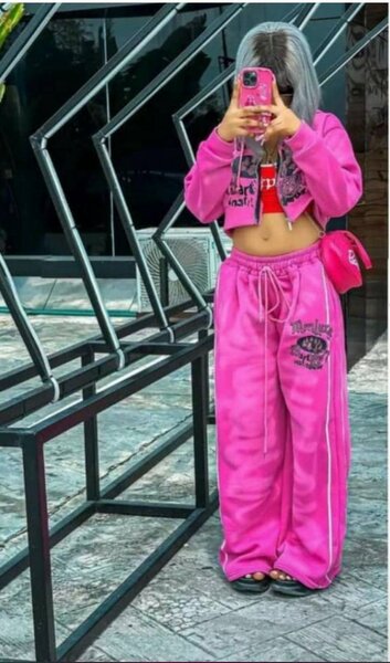 Tenue de survêtement rose vif