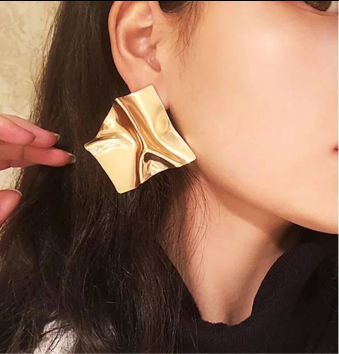 Boucles d'oreilles dorées modernes