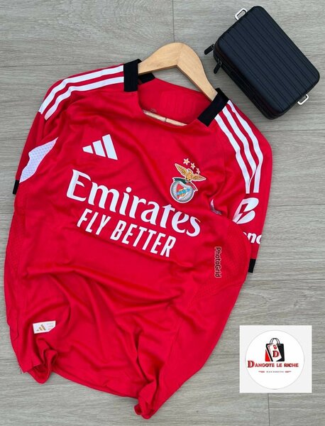 Maillot de football rouge