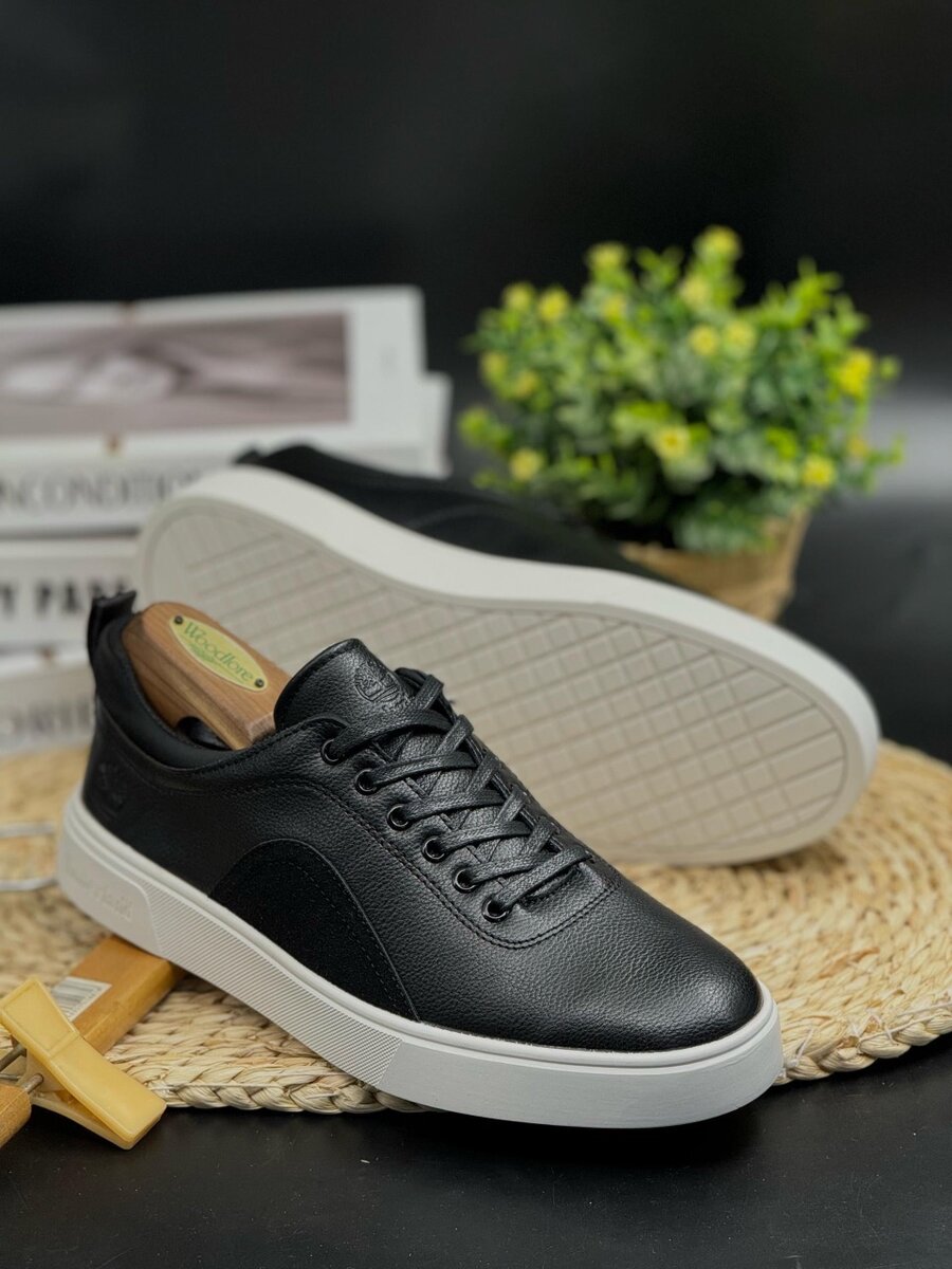 TIMBERLAND BLACK AND WHITE