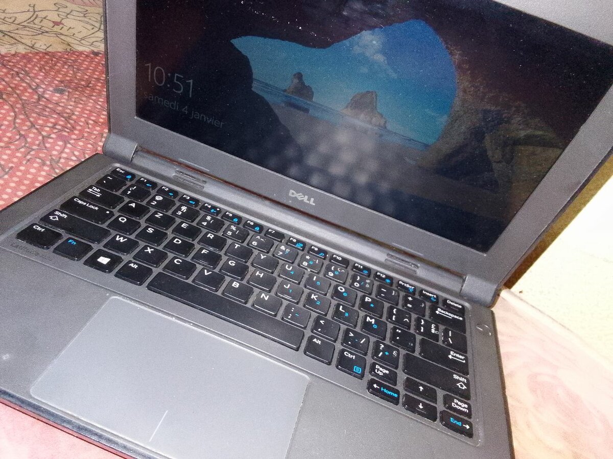 Ordinateur portable DELL DEUXIÈME MAINS PROPRES AVEC CHARGEU