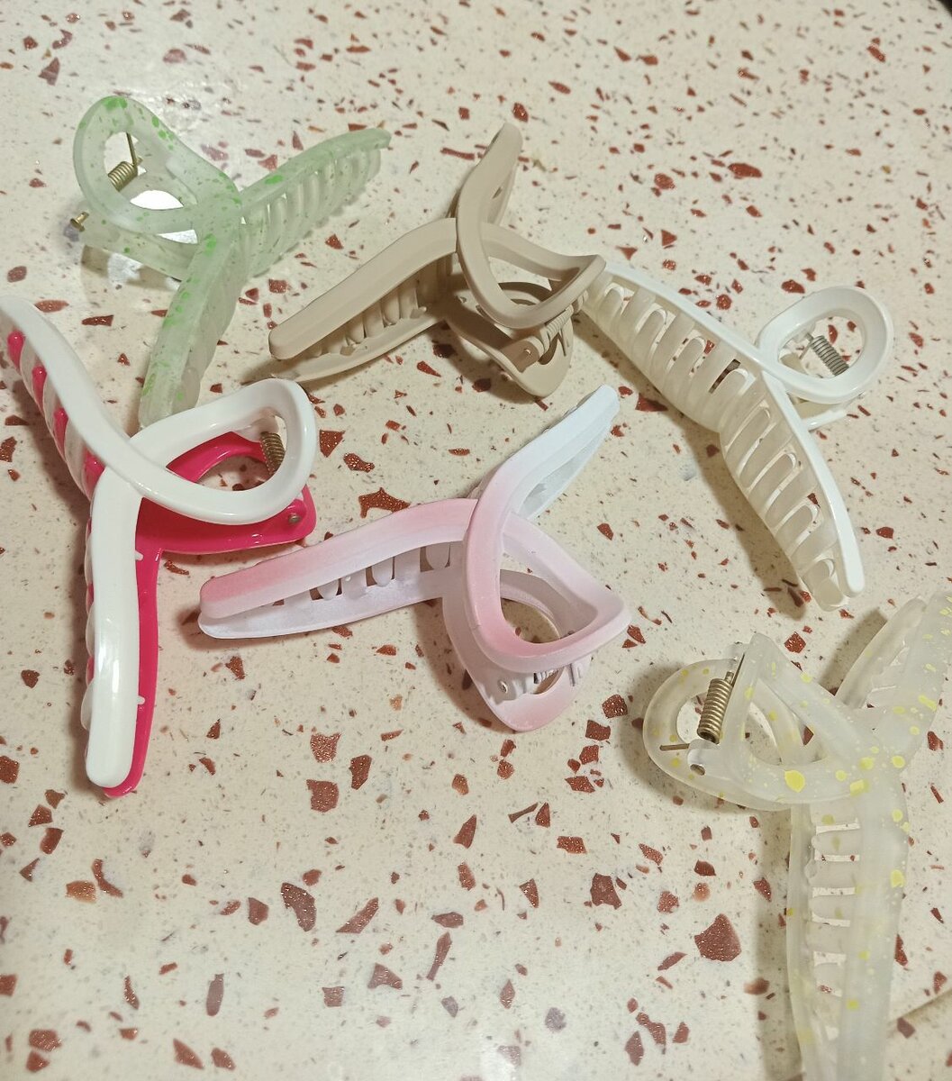 Claw clips (hair claws)