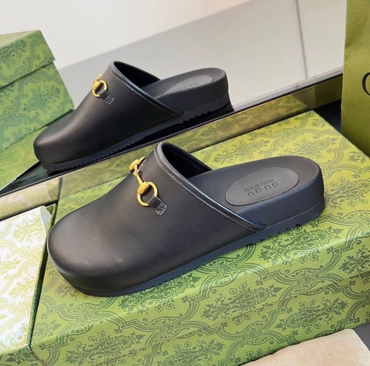 Mules en cuir noir élégant