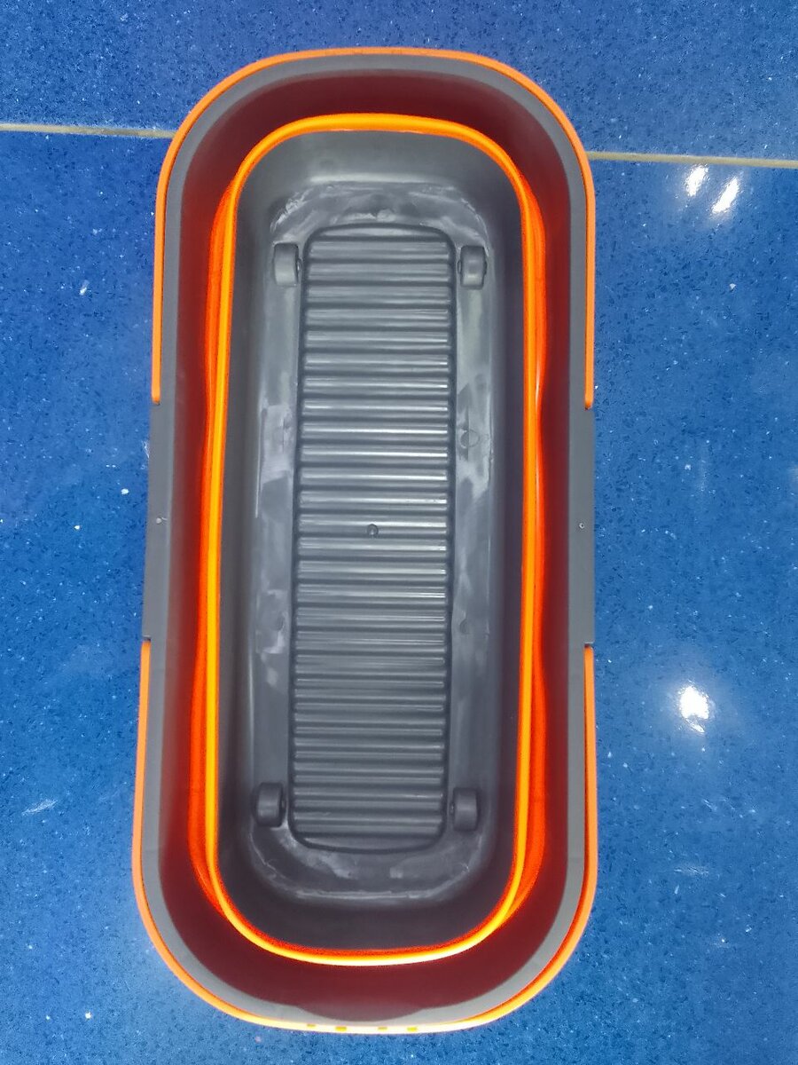 Seau pliable et balai innovant