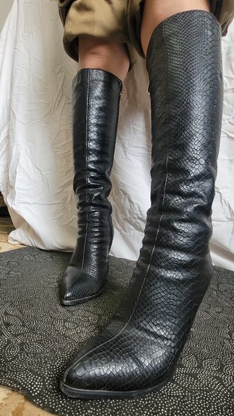 Кожаные сапоги на каблуках