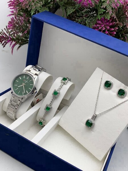 LADIES SET ️  CURREN WATCH WITH BRACELET AND EARRINGS.