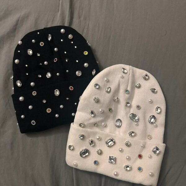 Bonnets en tricot ornés