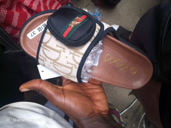 Sandales à pochette intégrée