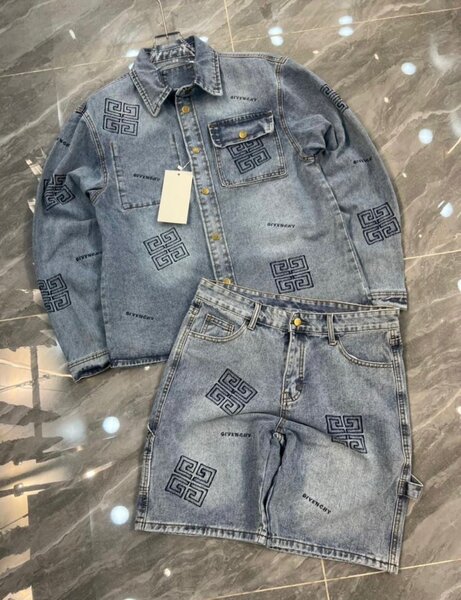 Ensemble denim imprimé moderne
