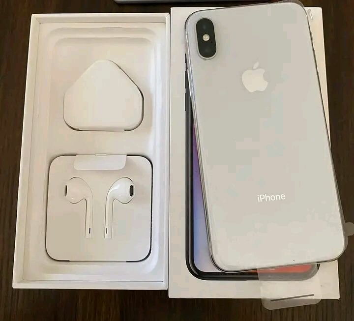 iPhone avec accessoires complets