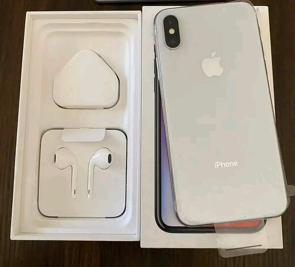 iPhone avec accessoires complets