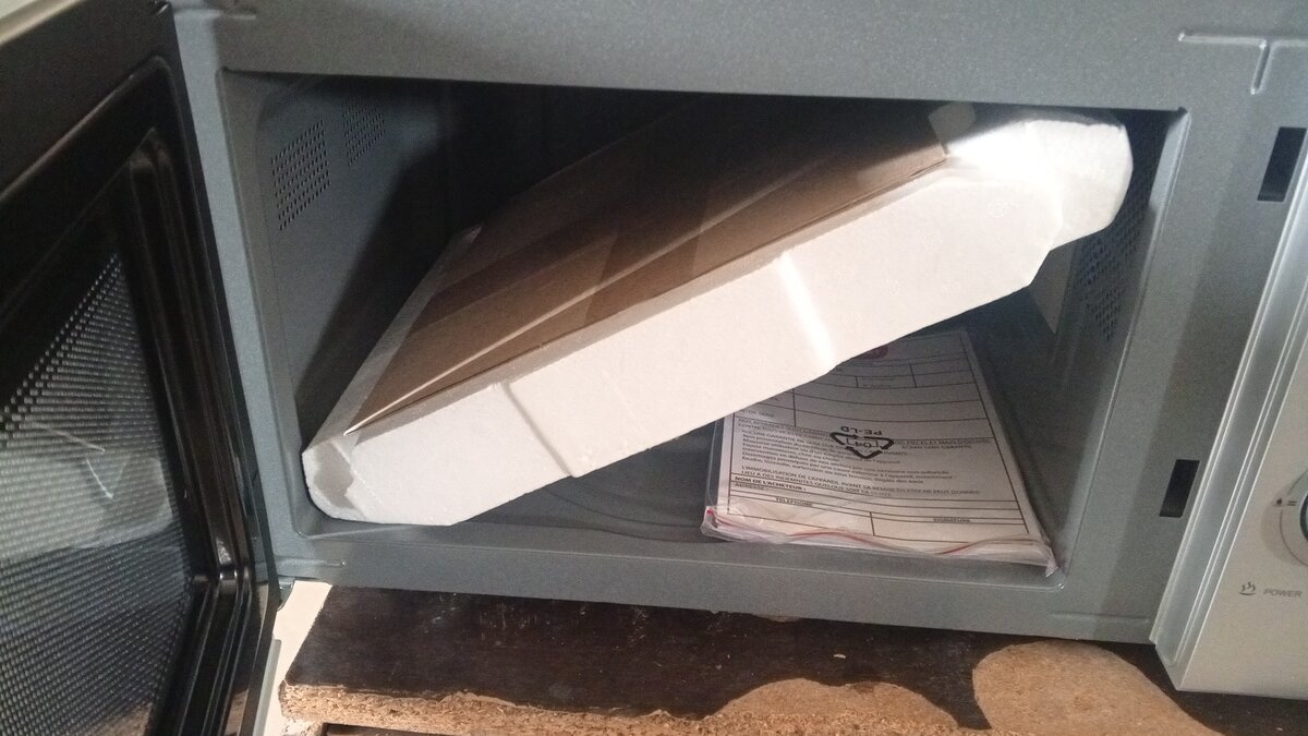 Four micro-ondes compact moderne