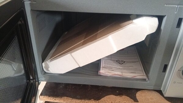 Four micro-ondes compact moderne