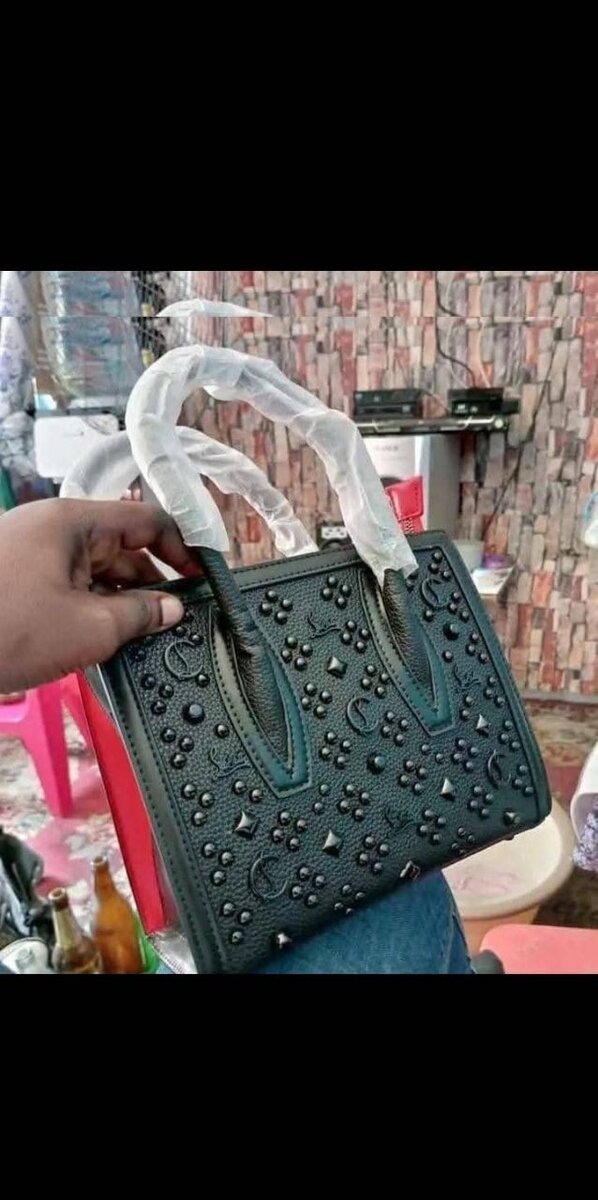 Sac à main clouté élégant