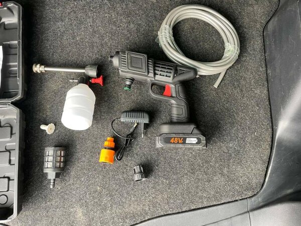 Portable high pressure rechargeable car washer
