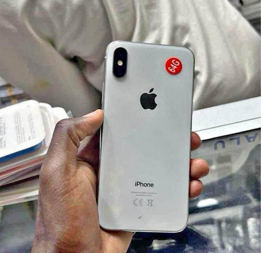iPhone X avec accessoires 64Go