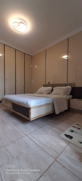 Lit double moderne en bois
