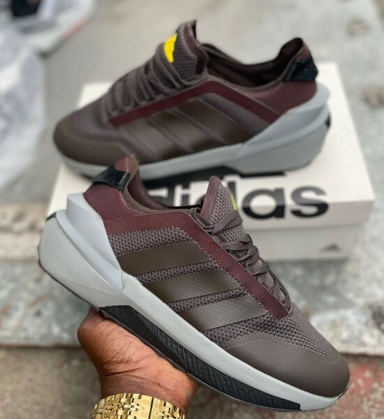 Chaussures de sport modernes en cuir