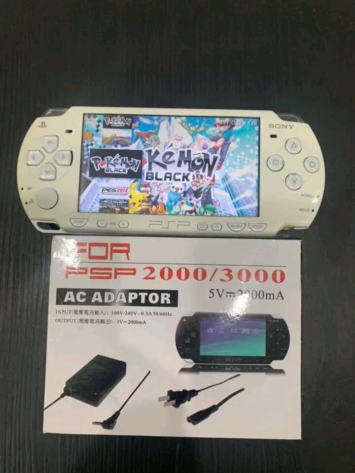 PSP occasion quasi neuve +20 jeux et une pochette offerte
