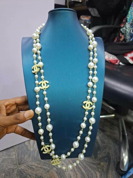 Long pearl necklace